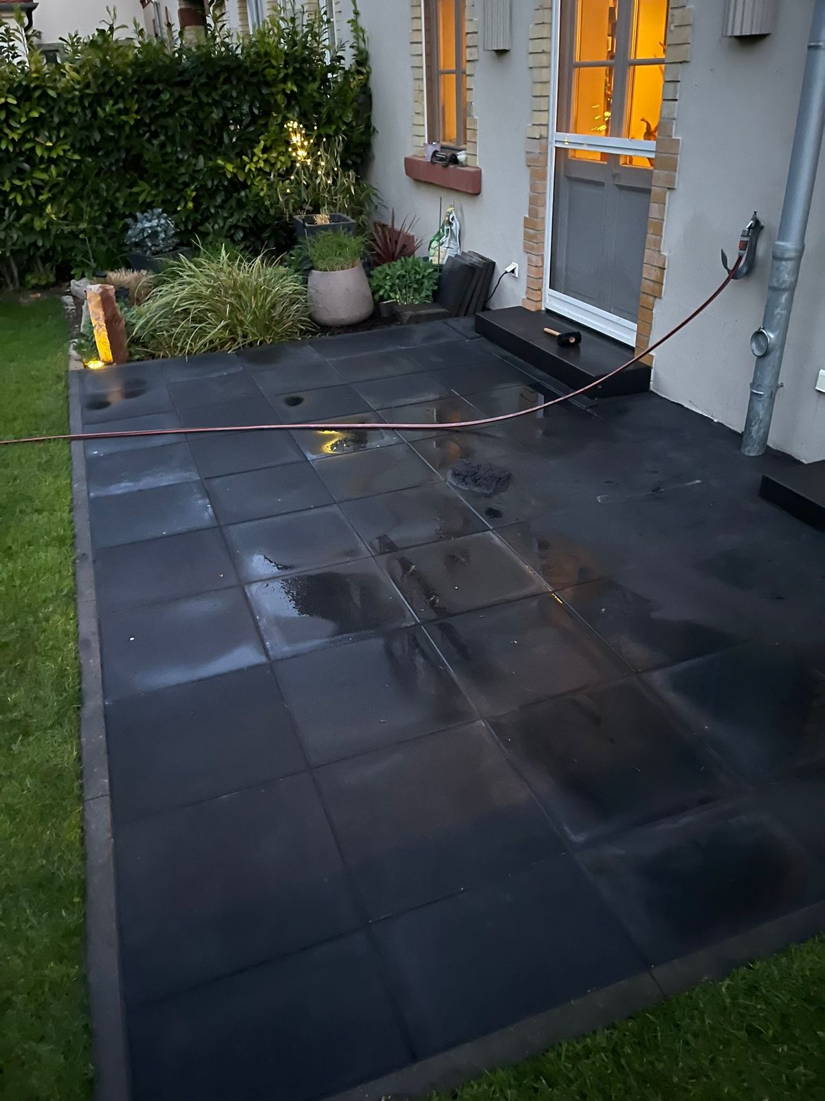 Fertig verlegte Terrassenplatten — Nahaufnahme