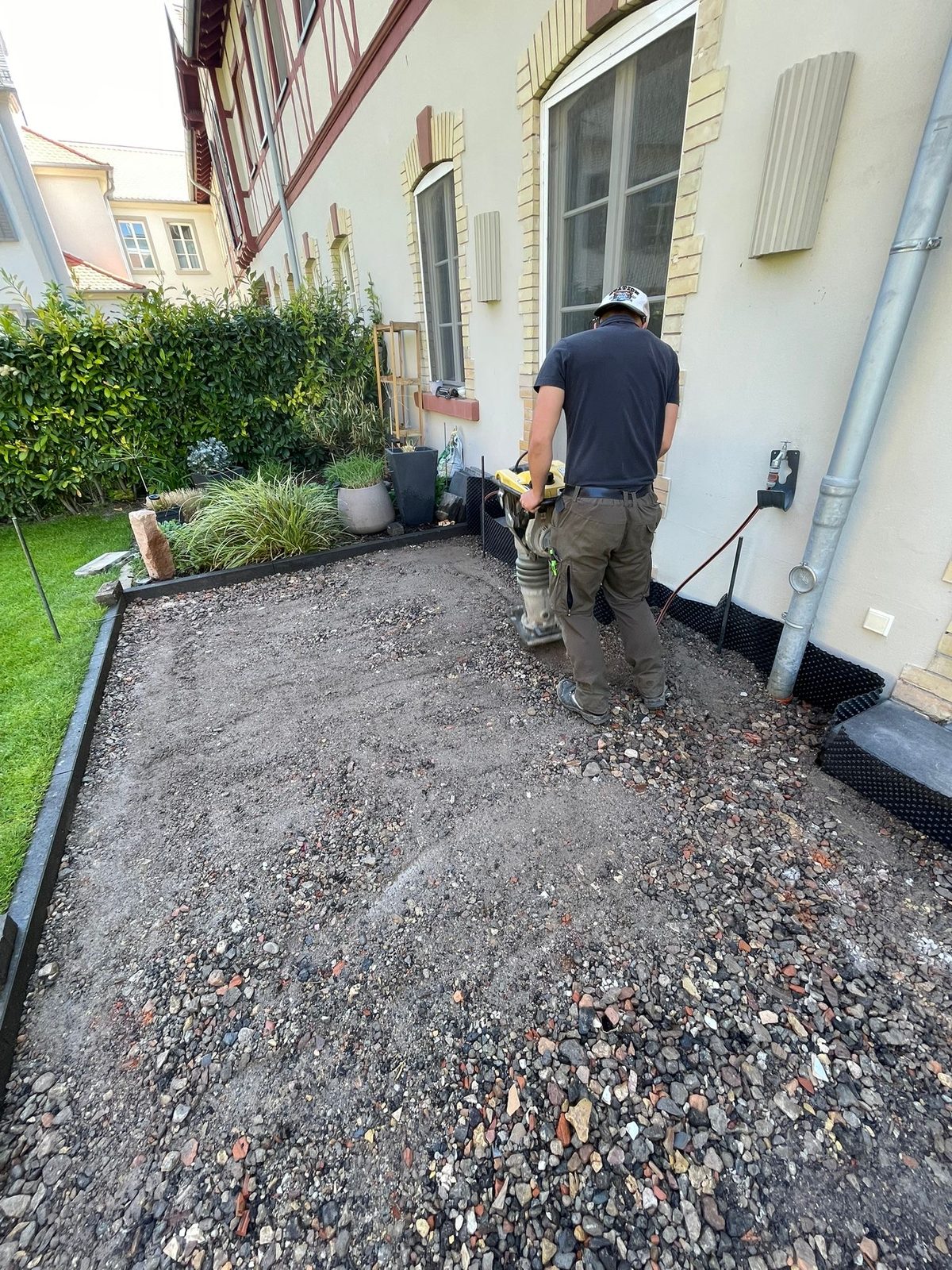 Maximilian Kapper bei der Arbeit — Verdichtung des Terrassenuntergrunds